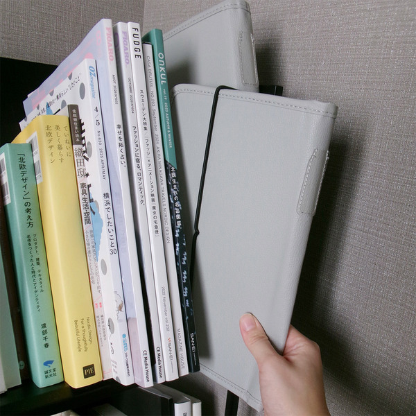 契約書などの大事な書類をまとめて管理。大容量なのに本のように収納できる「書類収納ケース」[PR]