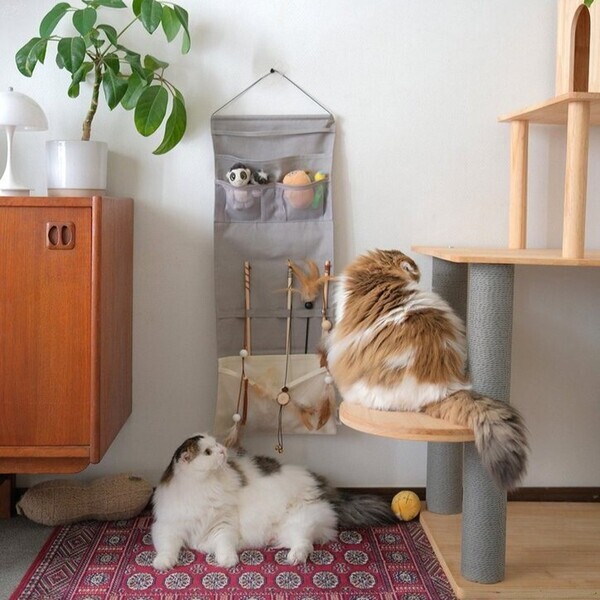 収納しずらい“猫じゃらし”のごちゃつきは専用収納で解決！愛猫家インスタグラマーさんの「おもちゃ」＆「ケアグッズ」収納術[PR]