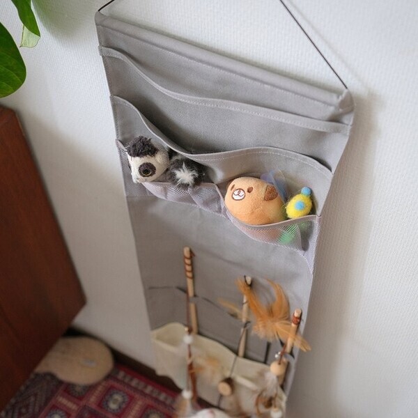 収納しずらい“猫じゃらし”のごちゃつきは専用収納で解決！愛猫家インスタグラマーさんの「おもちゃ」＆「ケアグッズ」収納術[PR]