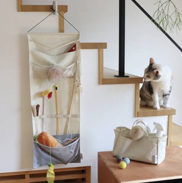 収納しずらい“猫じゃらし”のごちゃつきは専用収納で解決！愛猫家インスタグラマーさんの「おもちゃ」＆「ケアグッズ」収納術[PR]