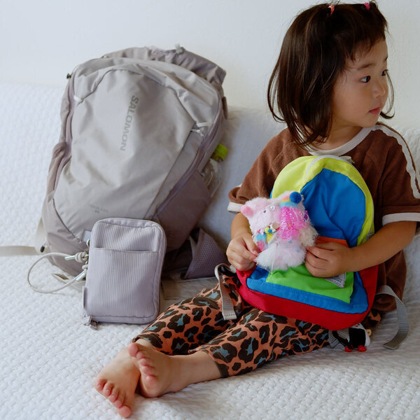 子どもとの旅行に必要な“あれやこれ”の収納に！「手帳型ポーチ」に親子の小物をまとめてイン[PR]