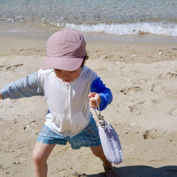 子どもとの旅行に必要な“あれやこれ”の収納に！「手帳型ポーチ」に親子の小物をまとめてイン[PR]