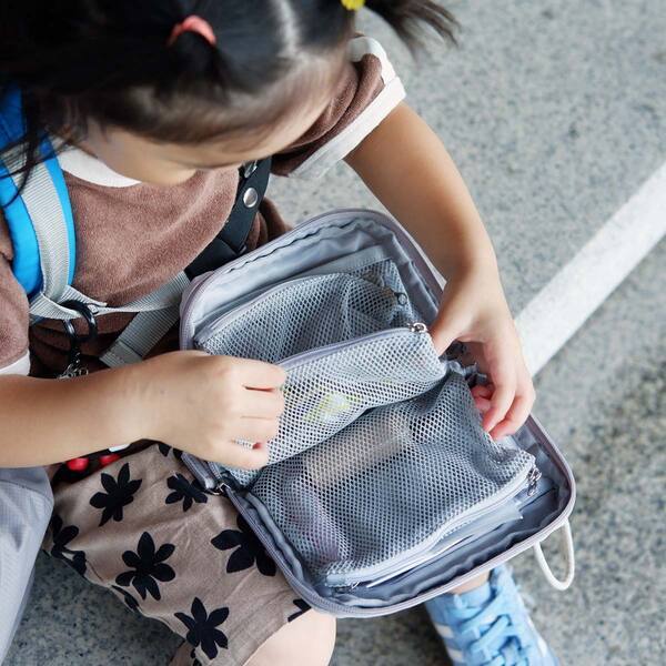 子どもとの旅行に必要な“あれやこれ”の収納に！「手帳型ポーチ」に親子の小物をまとめてイン[PR]