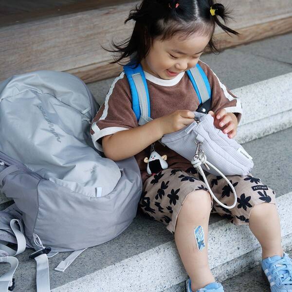 子どもとの旅行に必要な“あれやこれ”の収納に！「手帳型ポーチ」に親子の小物をまとめてイン[PR]