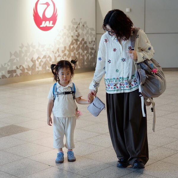 子どもとの旅行に必要な“あれやこれ”の収納に！「手帳型ポーチ」に親子の小物をまとめてイン[PR]