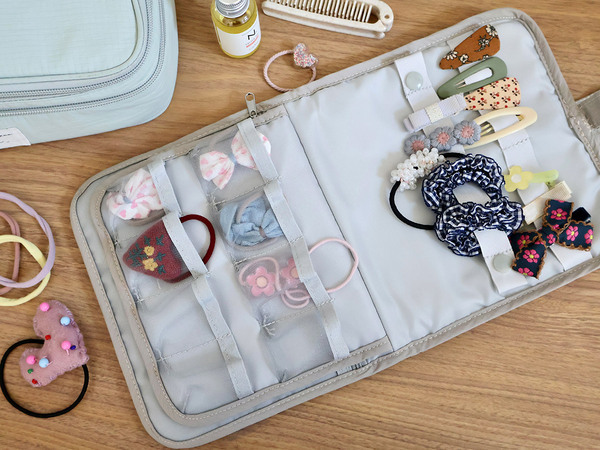 旅先や帰省にも、お気に入りを持ち歩く。コンパクトなブック型のヘアアクセサリー収納。[PR]