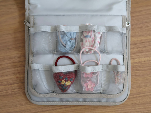 旅先や帰省にも、お気に入りを持ち歩く。コンパクトなブック型のヘアアクセサリー収納。[PR]