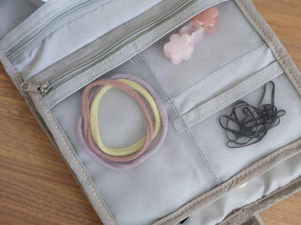 旅先や帰省にも、お気に入りを持ち歩く。コンパクトなブック型のヘアアクセサリー収納。[PR]