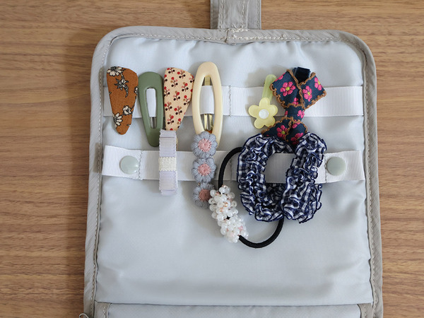 旅先や帰省にも、お気に入りを持ち歩く。コンパクトなブック型のヘアアクセサリー収納。[PR]