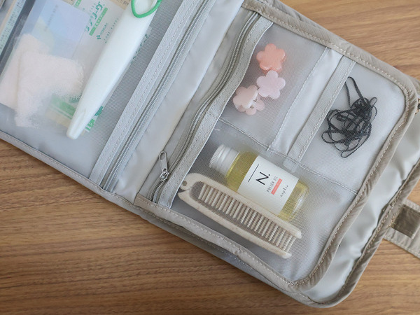 旅先や帰省にも、お気に入りを持ち歩く。コンパクトなブック型のヘアアクセサリー収納。[PR]