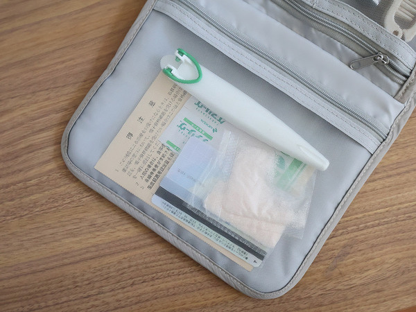 旅先や帰省にも、お気に入りを持ち歩く。コンパクトなブック型のヘアアクセサリー収納。[PR]
