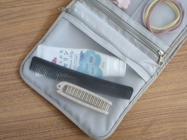 旅先や帰省にも、お気に入りを持ち歩く。コンパクトなブック型のヘアアクセサリー収納。[PR]