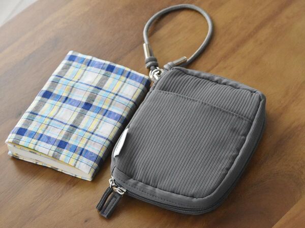 旅行だけじゃもったいない！小物がまとまる「手帳型ポーチ」[PR]