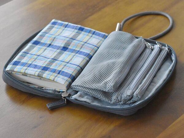 旅行だけじゃもったいない！小物がまとまる「手帳型ポーチ」[PR]