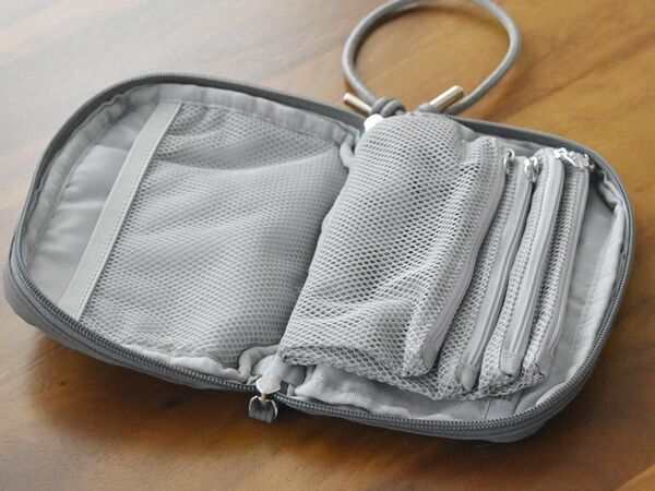 旅行だけじゃもったいない！小物がまとまる「手帳型ポーチ」[PR]
