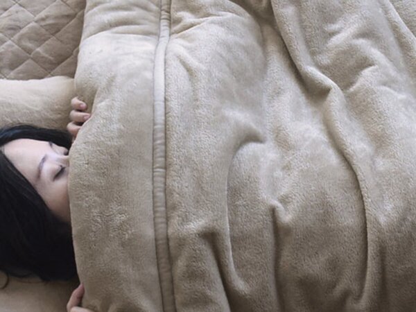 寒がりさんにはコレです。アンジェの最強あったか布団2選！「羽毛をサンド」or「厚みで勝負」どっちを選ぶ？[PR]