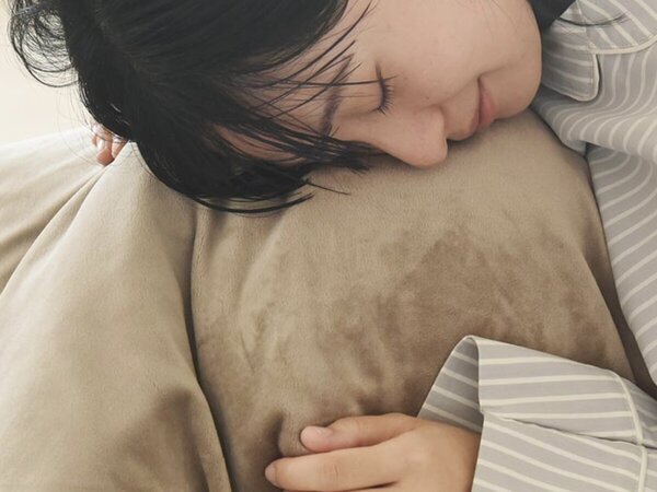 寒がりさんにはコレです。アンジェの最強あったか布団2選！「羽毛をサンド」or「厚みで勝負」どっちを選ぶ？[PR]