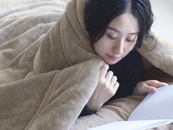 寒がりさんにはコレです。アンジェの最強あったか布団2選！「羽毛をサンド」or「厚みで勝負」どっちを選ぶ？[PR]