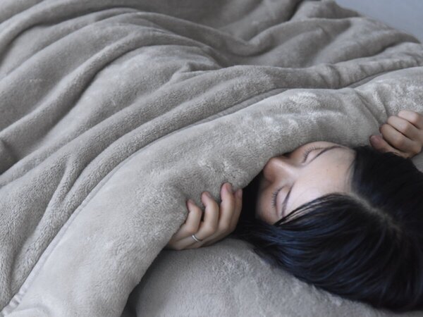 寒がりさんにはコレです。アンジェの最強あったか布団2選！「羽毛をサンド」or「厚みで勝負」どっちを選ぶ？[PR]
