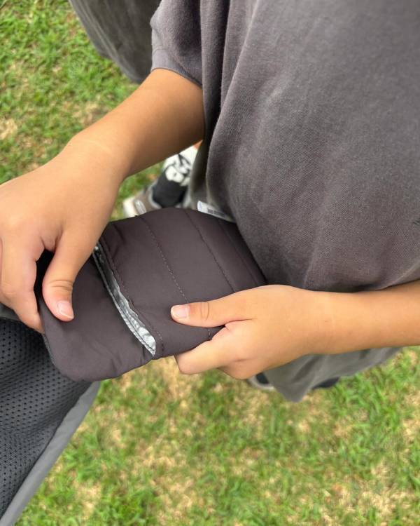 携帯ゴミ箱だけじゃない！子連れでお出かけに持っててよかった、ポーチ見えゴミ箱活用術【インスタグラマーさんのもの選び】[PR]