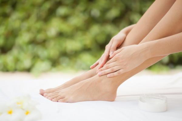 カサカサの素足をつるんとキレイに！簡単にできる「かかとケア」