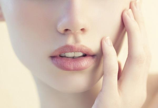 【くすんで黄色い…】肌は30代で老ける!! 今すぐ明るい透明肌になるには？