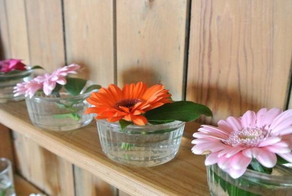 【ほんのひと工夫】フランス人から学ぶ。キッチンウエアを使ったフラワーアレンジ術