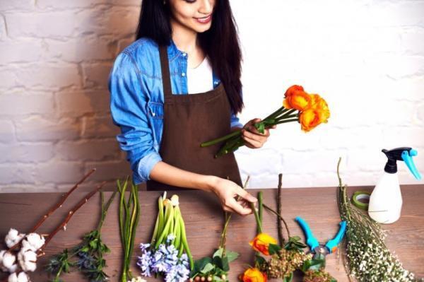 【ほんのひと工夫】フランス人から学ぶ。キッチンウエアを使ったフラワーアレンジ術