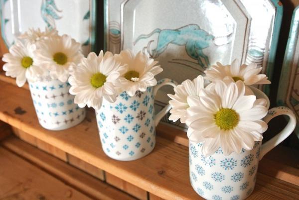 【ほんのひと工夫】フランス人から学ぶ。キッチンウエアを使ったフラワーアレンジ術