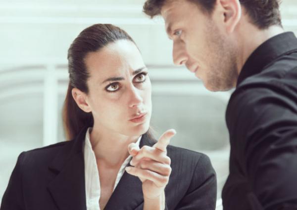 【逆にムカつく】職場でいつもなぜか怒っている人から距離をおく方法