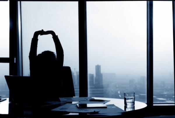 【逆にムカつく】職場でいつもなぜか怒っている人から距離をおく方法