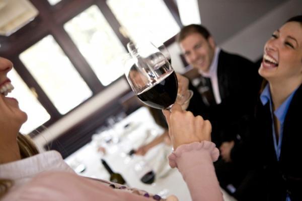 職場の飲み会で失敗してイメージダウン！みんなの体験談とは？