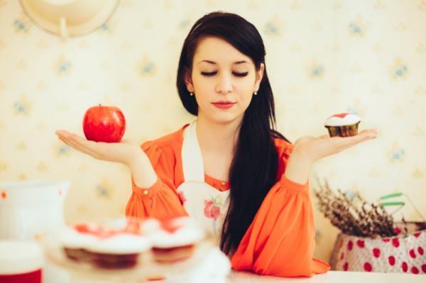 甘いものを食べるとニキビが!! 食べたい衝動をおさえるコツって？