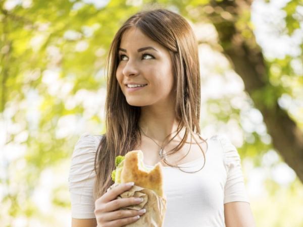 甘いものを食べるとニキビが!! 食べたい衝動をおさえるコツって？