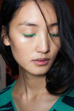 2016春夏シーズン最大のビューティートレンド「寒色アイメイク」に注目！