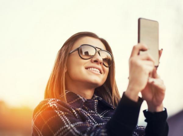 【まさか】スマホで日焼け!? ブルーライトでしみが増えるって本当？