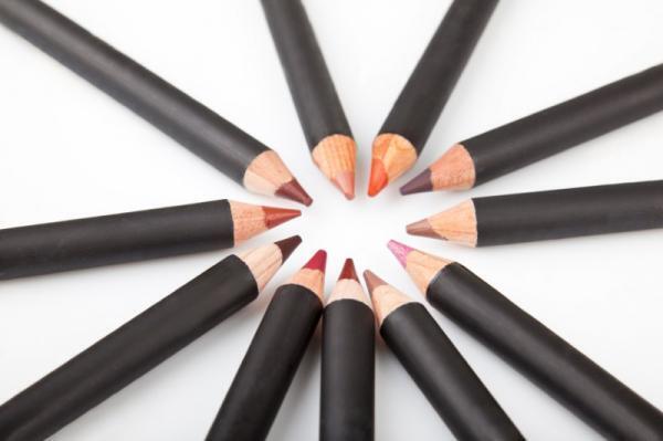 忙しい朝でもできる！キリッとした目元を作るアイメイクとは