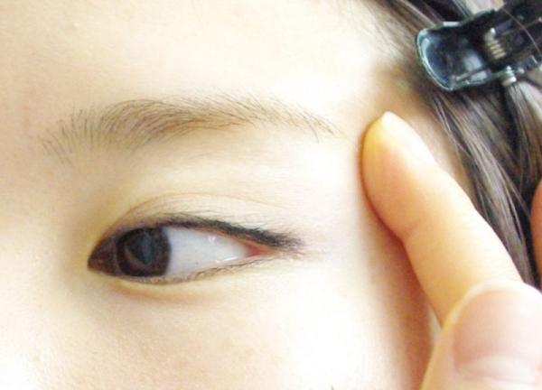 忙しい朝でもできる！キリッとした目元を作るアイメイクとは
