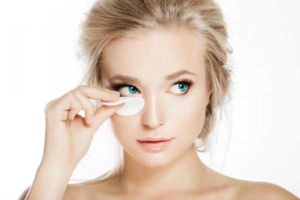 毛穴レスで肌美人に！夏の毛穴の黒ずみ・開きを解消するには？