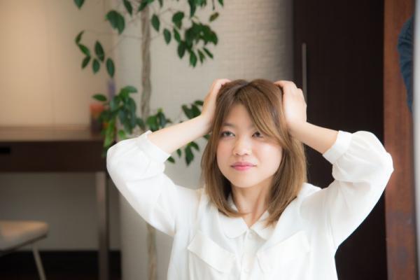 【自宅でエイジングケア】ヘア年齢を若くしよう！頭皮マッサージの方法