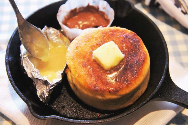 スキレット1枚で同時調理。米粉パンケーキとソース2種の贅沢ブランチ