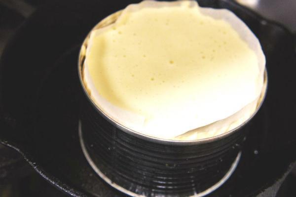 スキレット1枚で同時調理。米粉パンケーキとソース2種の贅沢ブランチ