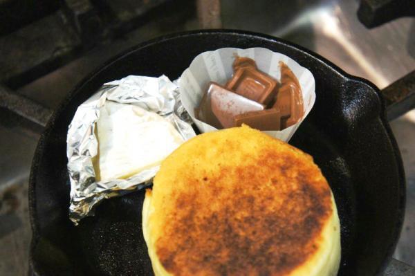 スキレット1枚で同時調理。米粉パンケーキとソース2種の贅沢ブランチ