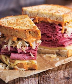 肉やフライもあり！メインディッシュなサンドイッチレシピ