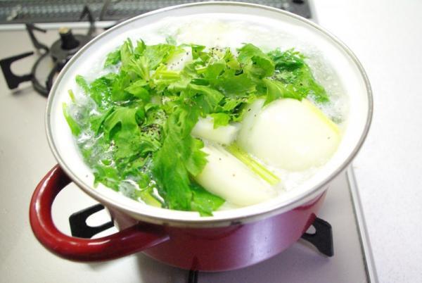 毎朝飲むスープで肌がぷるぷるに!?今すぐ試したい骨ブロスの効果とは？