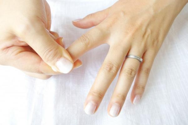 【効果あり】移動中もスキンケア！簡単にできる三角地帯のツボ押しって？