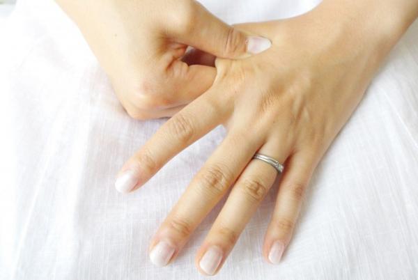 【効果あり】移動中もスキンケア！簡単にできる三角地帯のツボ押しって？