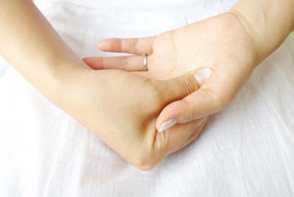 【効果あり】移動中もスキンケア！簡単にできる三角地帯のツボ押しって？