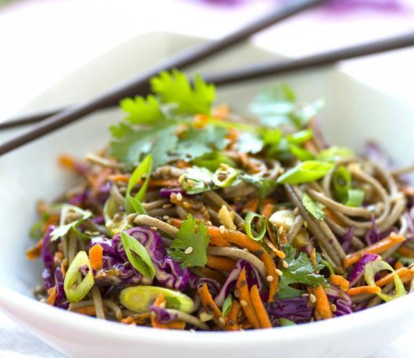 【ダイエット食】海外セレブもはまる「蕎麦サラダ」４選