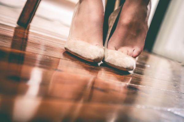 「足が臭い…」蒸れが気になる夏場のストッキング対策